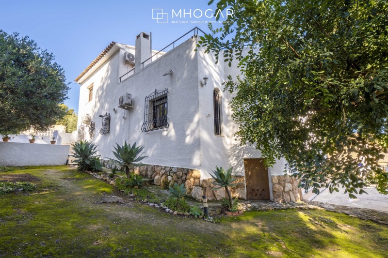 Venta - Villa mediterránea frente a la Cala Baladrar con un gran potencial en, Benissa Costa Blanca! 